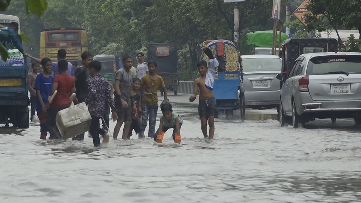খাল দখল: অল্প বৃষ্টিতেই জলমগ্ন রাজধানীর সড়কগুলো, ভোগান্তি