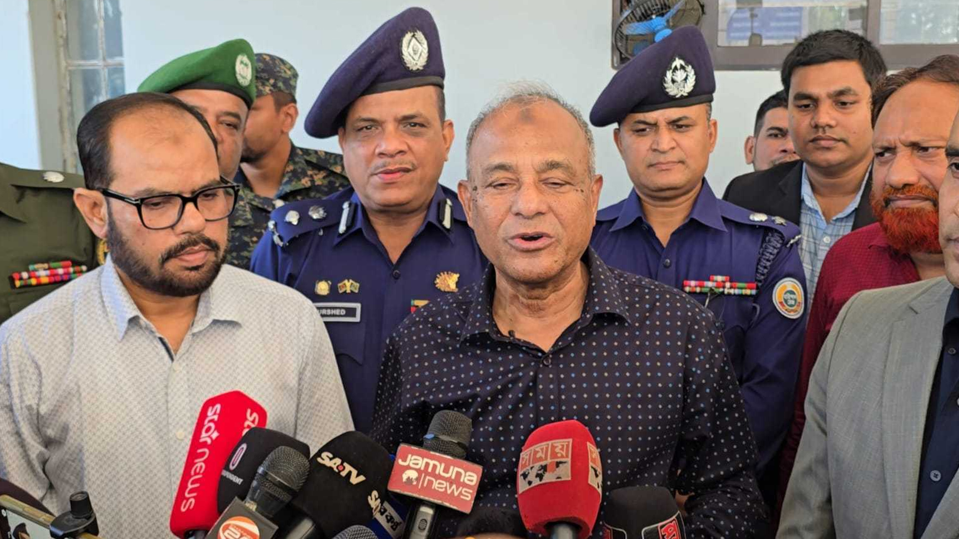 পার্শ্ববর্তী দেশ অশান্তির উসকানি দিচ্ছে: স্বরাষ্ট্র উপদেষ্টা