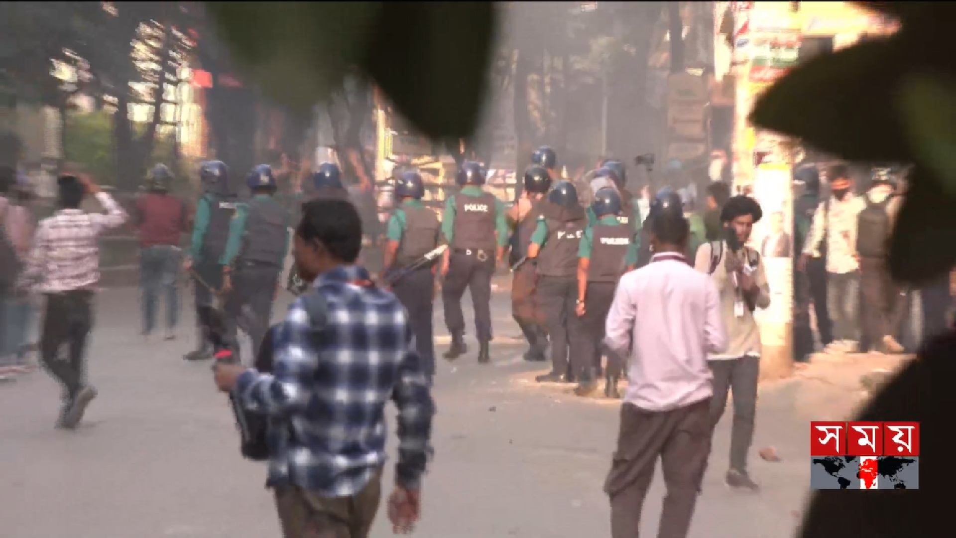 ফের পুলিশ-ছাত্র সংঘর্ষ, টিয়ারশেল-সাউন্ড গ্রেনেডে কাঁপল ধানমন্ডি-৩২